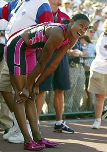 Marion Jones mira el marcador.