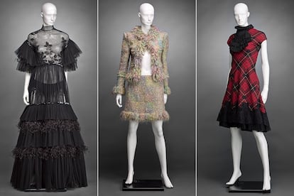 Tres de los diseños expuestos en la exposición: Victorio y Lucchino pv 2018, Chanel oi 2004 y Alexander McQueen oi 2016.