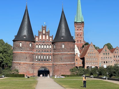 Vista de la Puerta Holsten de Lübeck (Alemania).