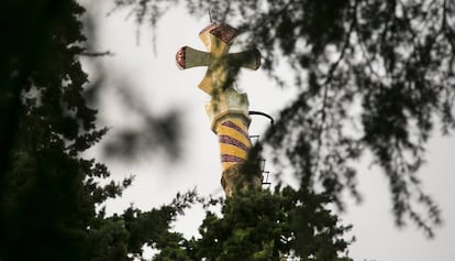 La cruz de cuatro brazos que preside la Torre de Bellesguard, de Gaudí