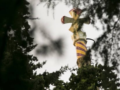 La cruz de cuatro brazos que preside la Torre de Bellesguard, de Gaudí