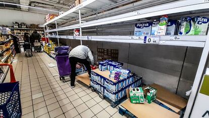 Desabastecimiento de leche en un supermercado en Madrid, este viernes.