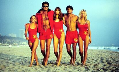 Nicole Eggert (Summer Quinn), David Hasselhoff (Mitch Buchannon), Alexandra Paul (Lt. Stephanie Holden), David Charvet (Matt Brody) y Pamela Anderson (C.J. Parker) en 'Los vigilantes de la playa'. Era salir el rojo en la televisión y a todo el mundo se le dibujaba una sonrisa en la cara.