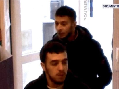 Salah Abdeslam, a darrere, el 14 de novembre en una gasolinera francesa.