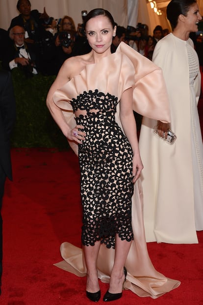 Christina Ricci y un llamativo vestido con volantes de Thakoon.