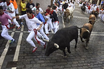 Corredores junto a los toros en un encierro de San Ferm&iacute;n.