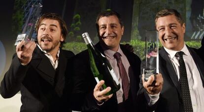 Los hermanos Jordi (i), Josep y Joan Roca, tras recoger el premio.