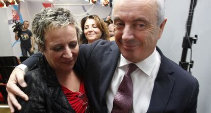 Pachi Vázquez, con su esposa, María José Pérez, anoche en la sede del PSdeG-PSOE.