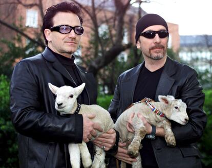 Bono y The Edge con dos corderos tras recibir, en marzo del año 2000, el Premio a la Libertad de la ciudad de Dublín (Irlanda).