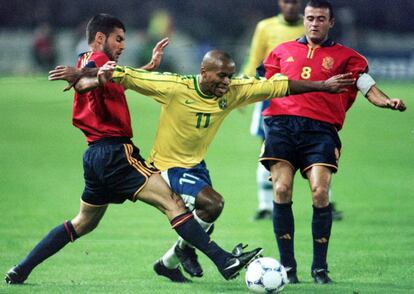 1999. El capità de la selecció brasilera Ze Roberto s'obre pas entre el capità de la selecció espanyola, Pep Guardiola, i Luis Enrique durant un amistós a Vigo.