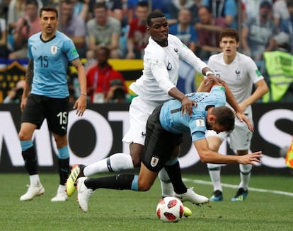 El francés Paul Pogba en acción con el uruguayo Cristhian Stuani.