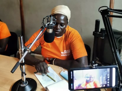 Una radio comunitaria de Kenia, en una imagen de 2021 de ONU Mujeres.