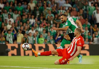 Borja dispara ante Ely para el hacer el 2-1 del Betis ante el Almería.