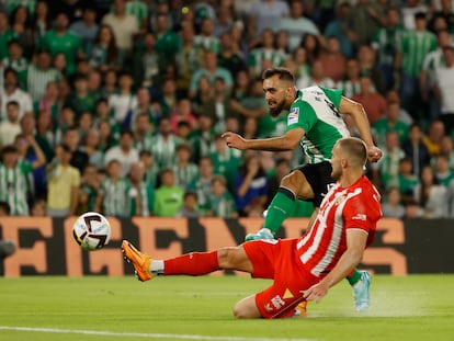 Borja dispara ante Ely para el hacer el 2-1 del Betis ante el Almería.