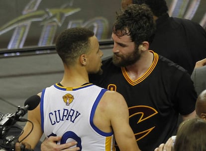 Curry felicita a Kevin Love.