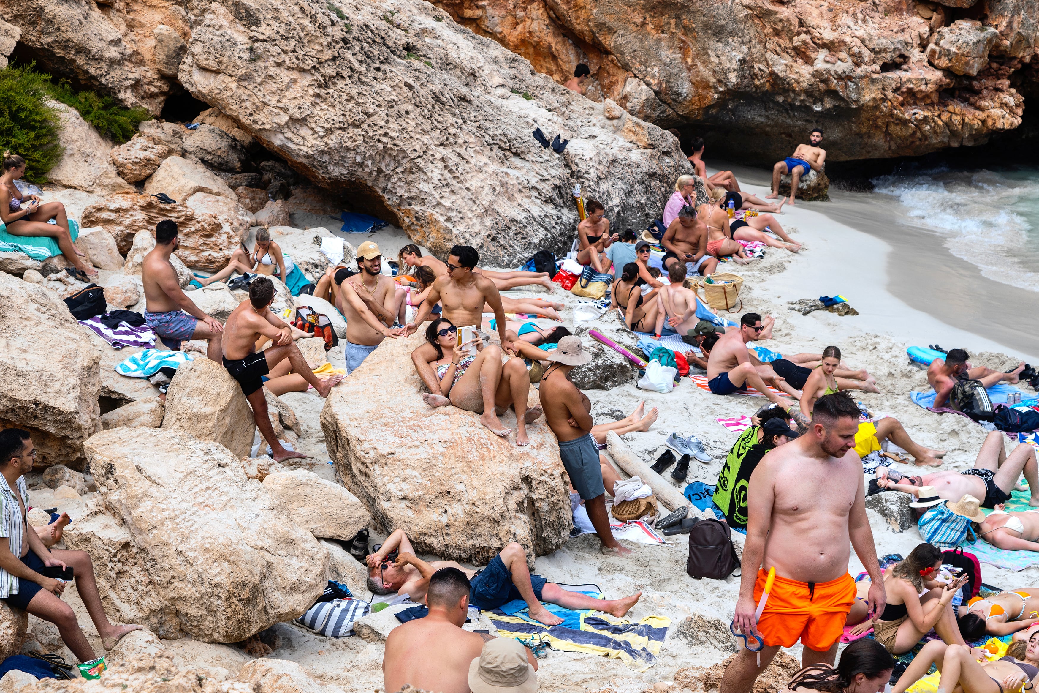 Caló des Moro (Mallorca) en junio de 2024    ----PIEFOTO----     Turistas, en la cala del Moro, en Mallorca, en junio de este año.