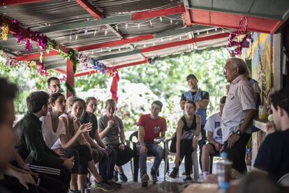 Los visitantes hacen preguntas en el espacio de reincorporación de Pondores a Jesús Toncel Redondo, mejor conocido como Joaquín Gómez, uno de los jefes históricos de las FARC.