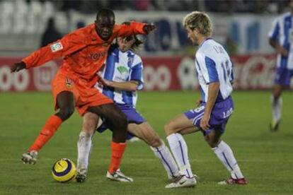 Miguel Ángel y Leko presionan a Sissoko.