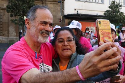 Diferentes líderes de la oposición han acudido a la protesta de este domingo. En la imagen, Gustavo Madero, senador independiente y antiguo líder del Partido Acción Nacional (PAN), se fotografía con una mujer durante la manifestación.