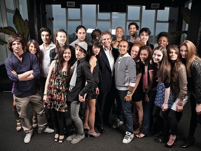 <i><b>Foto grupal. </b>Los elegidos, con Alessandro Benetton (en el centro). A la izquierda, Shirin, la ganadora iraní, que no consiguió el visado para ir a Nueva York y tuvo que ser fotografiada en Venecia. A la derecha, Josh Olins, fotógrafo de la campaña.</i>