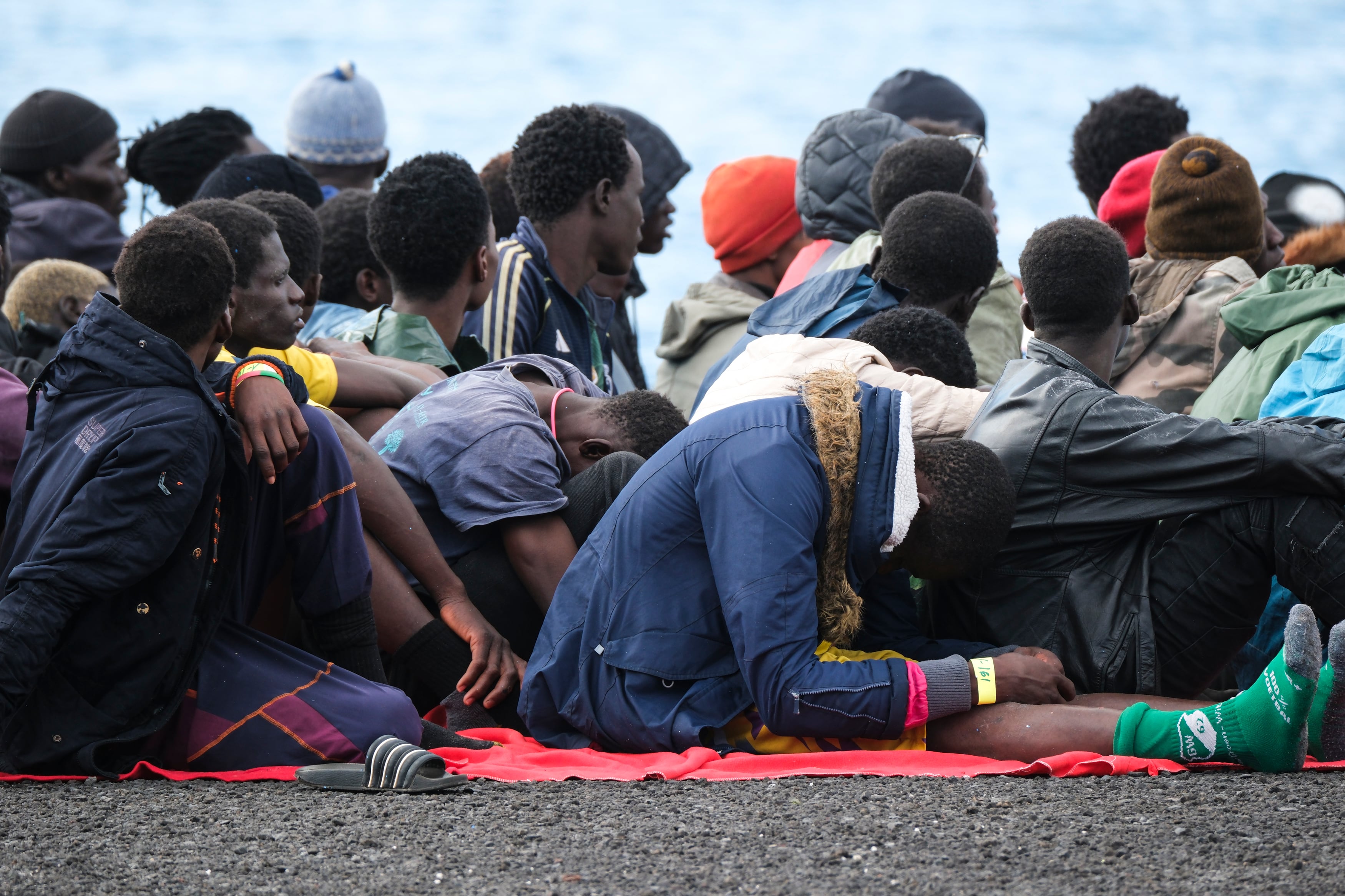 La condena del timón: decenas de jóvenes migrantes llenan las cárceles acusados de manejar el cayuco hacia Europa