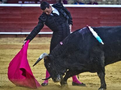 El diestro Jos&eacute; Mar&iacute;a Manzanares, durante la segunda corrida de la Feria de Colombinas, en Huelva.