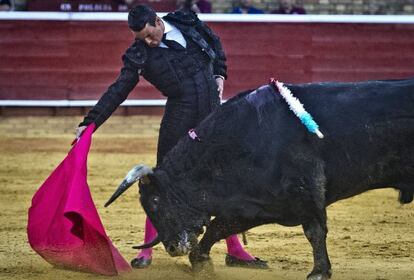 El diestro José María Manzanares, durante la segunda corrida de la Feria de Colombinas, en Huelva.
