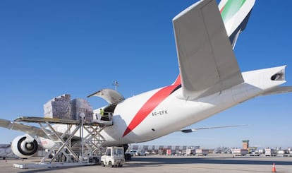 Un avión de la aerolínea Emirates Sky Cargo en el aeropuerto de Zaragoza.