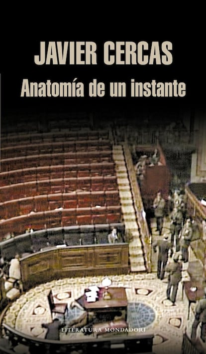 Primero se ganó el favor de los lectores, después se alzó con el Premio Nacional de Narrativa 2010. 'Anatomía de un instante', la novedosa aproximación de Javier Cercas al golpe de Estado del 23-F, es un juego magistral entre realidad y ficción que mantiene a los lectores en vilo hasta el final con un hecho histórico de desenlace archiconocido. Una conquista solo al alcance de la mejor literatura. / M. M.