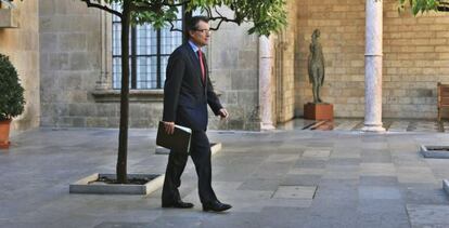 Artur Mas, ayer, dirigiéndose a través del Pati dels Tarongers a la reunión de su Gobierno, en una foto facilitada por la Generalitat.