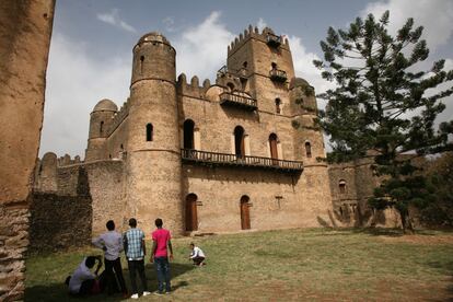 Jóvenes etíopes contemplando uno de los castillos construidos en el siglo XVII por el rey Fasilides en la ciudad imperial de Godar, capital del antiguo imperio etíope.