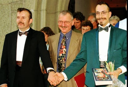 Bart Storm (izquierda) y Stephan Diggelmann (derecha) unen sus manos tras su boda. En medio, el sacerdote que les casó, Klaus Baeumlin. Es el primer matrimonio homosexual celebrado en Suiza, en 1995.