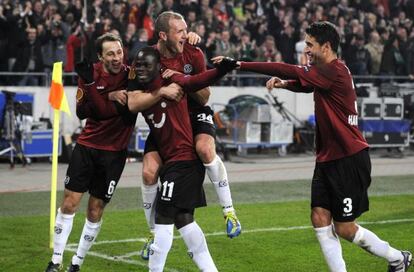 Los futbolistas del Hannover celebran un gol.