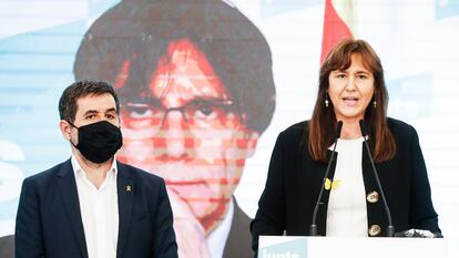 Comparecencia de Laura Borràs y el exsecretario general del partido Jordi Sànchez, frente a la imagen de Puigdemont.