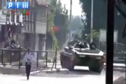 Imagen captada de un video del canal en Youtube de Shaam News Network que muestra un tanque sirio estacionado en la localidad de Homs.