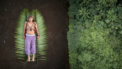 À esquerda, jovem indígena Nantu em seu território. À direira: a floresta primária que Nantu procura proteger por meio da não dependência de combustíveis fósseis.