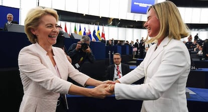 Ursula von der leyen es felicitada por Federica Mogherini (derecha) tras ser aprobada como nueva jefa de la Comisión por el Parlamento Europeo, el 16 de julio.