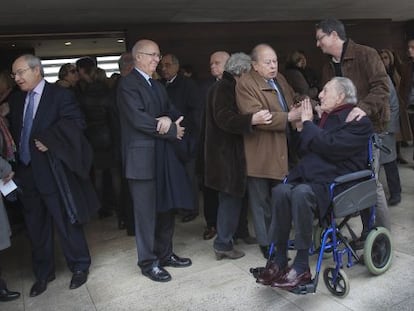 De izquierda a derecha, Montilla, Rigol, Nadal, Pujol y Eduard Castellet, ayer en el funeral.