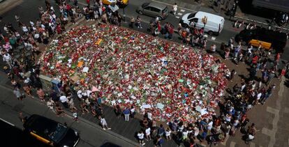 Homenaje en La Rambla (Barcelona) a las víctimas del atentado de la semana pasada.