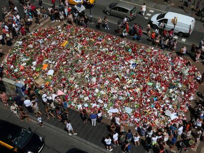 Homenaje en La Rambla (Barcelona) a las víctimas del atentado de la semana pasada.