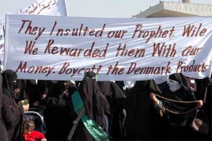 Mujeres piden el boicoteo a los productos daneses ante la sede de la ONU en Saná, capital de Yemen.