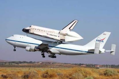 Un <i>jumbo </i>despega ayer de la base Edwards (California) con el <i>Discovery.</i>