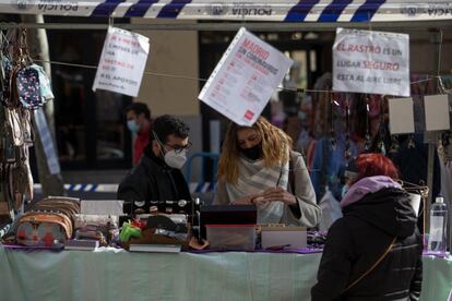 Miembros de la asociación El Rastro Punto Es han distribuido carteles entre los comerciantes con mensajes como “El Rastro es un lugar seguro. Está al aire libre”.