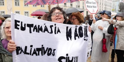 Manifestación en Lisboa contra de la despenalización de la eutanasia.