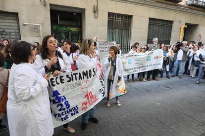 Concentración de médicos de atención primaria frente a la Consejería de Sanidad, este martes.