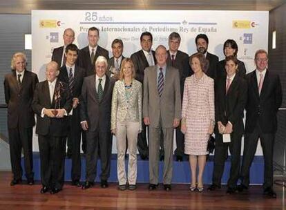 Los Reyes y los galardonados de la 25ª edición de los Premios Internacionales de Periodismo Rey de España.