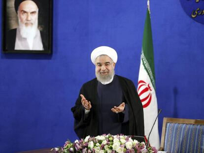 El presidente iran&iacute;, Hasan Rohan&iacute;, ofrece una rueda de prensa en Teher&aacute;n, Ir&aacute;n, este lunes