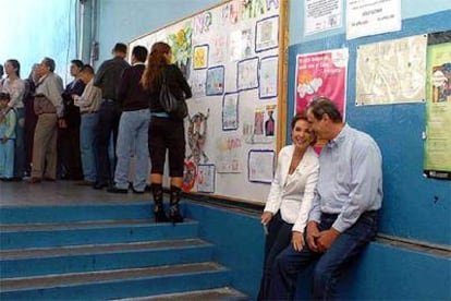 El presidente de México, Vicente Fox, y su esposa, Martha Sahagún, esperan su turno para votar en un colegio electoral de Ciudad de México.