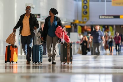 Viajeros en el Aeropuerto Internacional Thurgood Marshall de Baltimore, Washington, el 25 de noviembre de 2024.