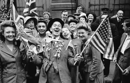 Ciudadanos británicos celebran en Londres el fin de la Segunda Guerra Mundial el 8 de mayo de 1945.